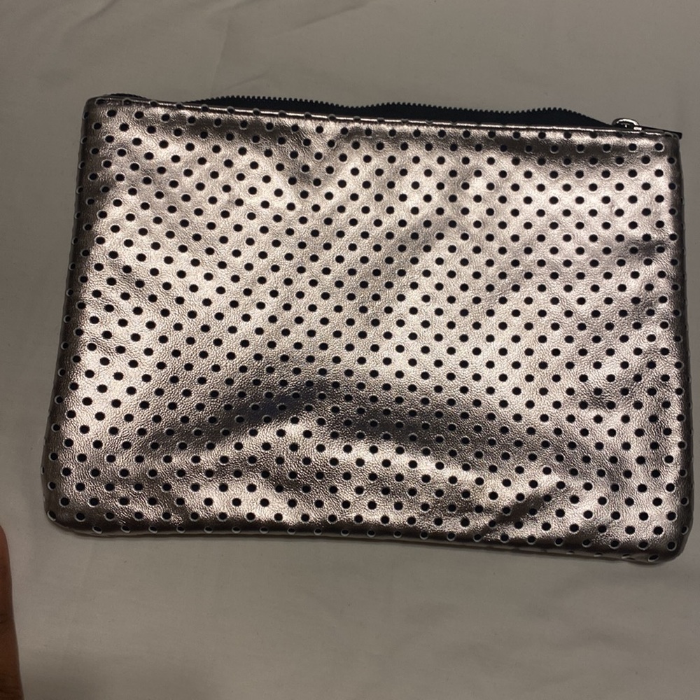 NWOT OHUI WOMEN COSMETICS BAG COLOR Shiny gray